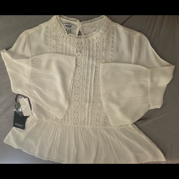 🚨OFFERNOW🚨NWT KENSIE WHITE TOP - Picture 1 of 3